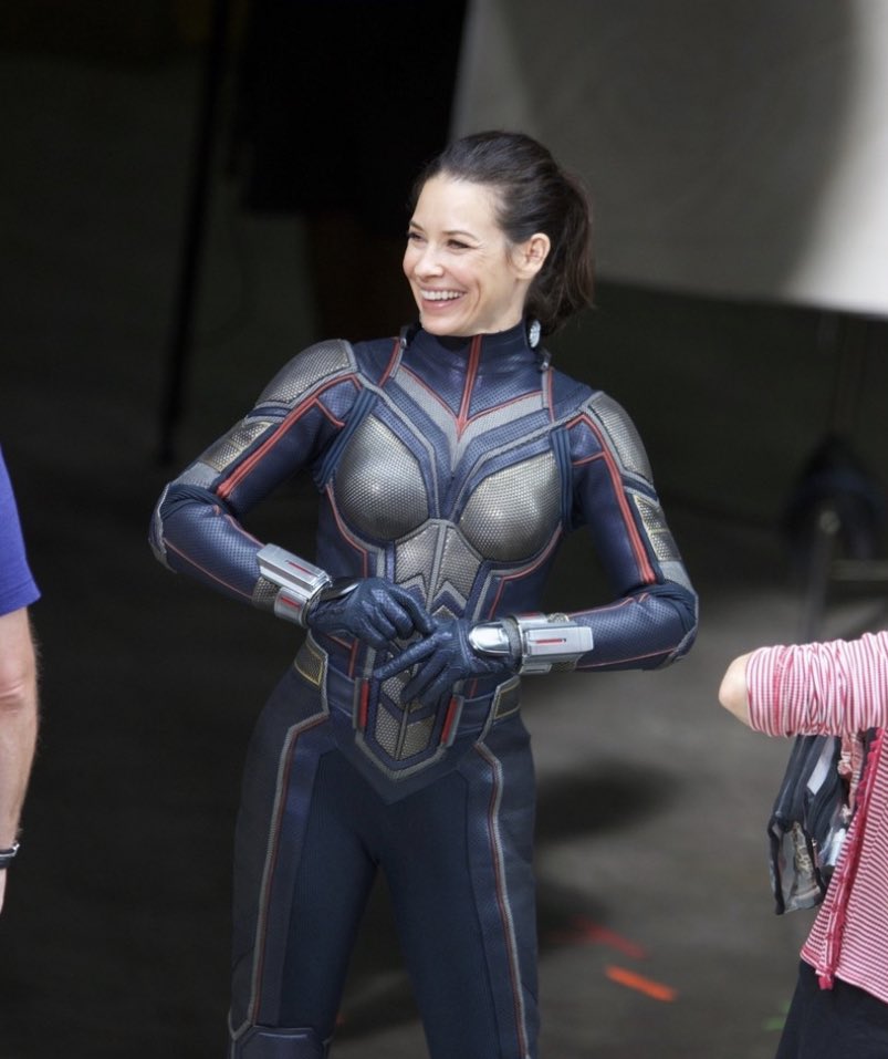 AntManBR's tweet photo. É O DIA DELA! Evangeline Lilly hoje completa 42 anos! 🎉 Uma atriz maravilhosa e também a melhor Vespa que poderia existir. Desejamos muito sucesso, felicidade e saúde a essa leonina tão querida. 🐝🎂 https://t.co/V298Eg8Kxb