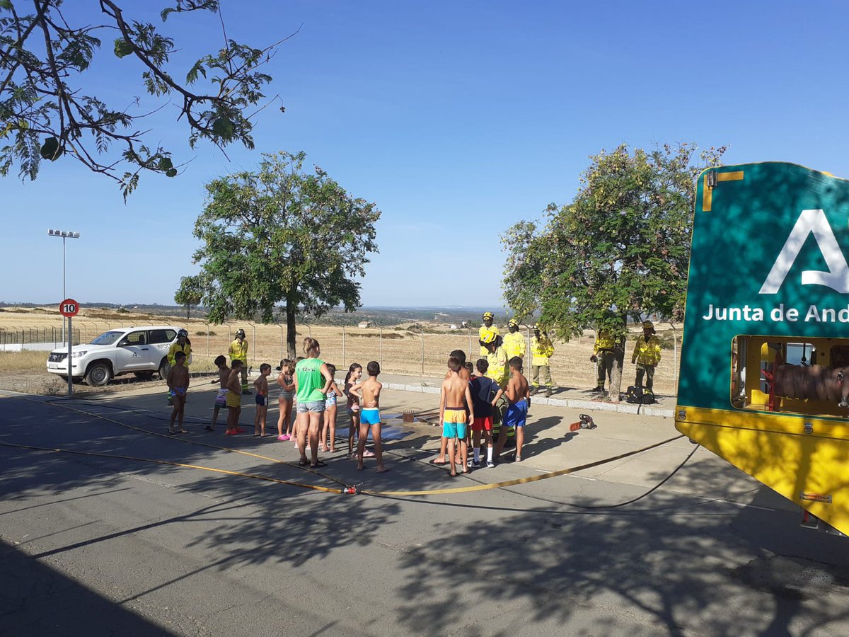 Plan_INFOCA's tweet photo. Hoy, hemos visitado el Aula de Verano de #ValverdeDelCamino, #Huelva. Unos 123 niños en total, se lo han pasado de miedo, disfrutando del rato compartido con los compañeros del HE-211, junto ala autobomba HP-201. Les acompañó también el #TOP @cutisa. ¡Inolvidable para todos! https://t.co/2geWbGhjLB