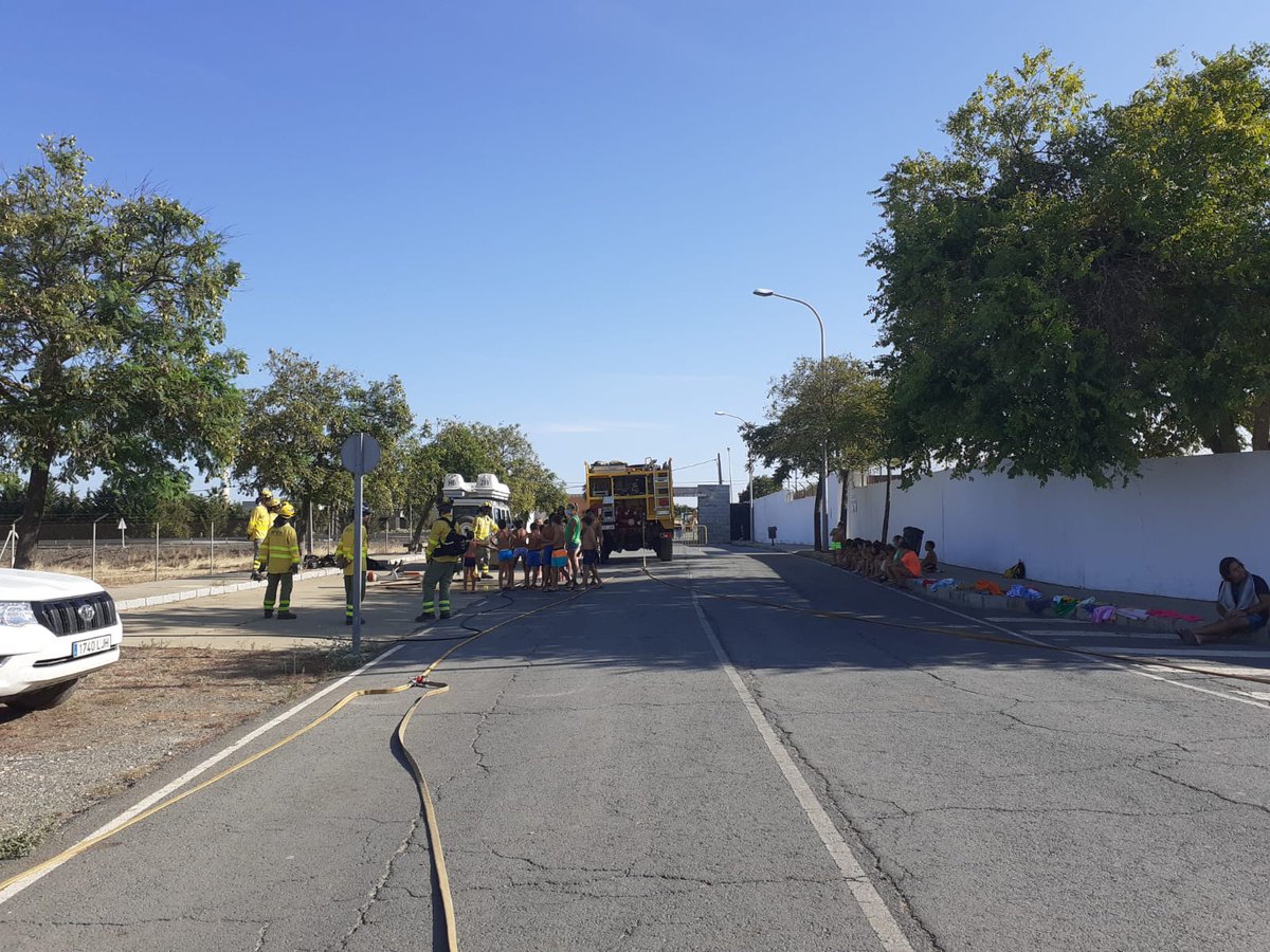 Plan_INFOCA's tweet photo. Hoy, hemos visitado el Aula de Verano de #ValverdeDelCamino, #Huelva. Unos 123 niños en total, se lo han pasado de miedo, disfrutando del rato compartido con los compañeros del HE-211, junto ala autobomba HP-201. Les acompañó también el #TOP @cutisa. ¡Inolvidable para todos! https://t.co/2geWbGhjLB