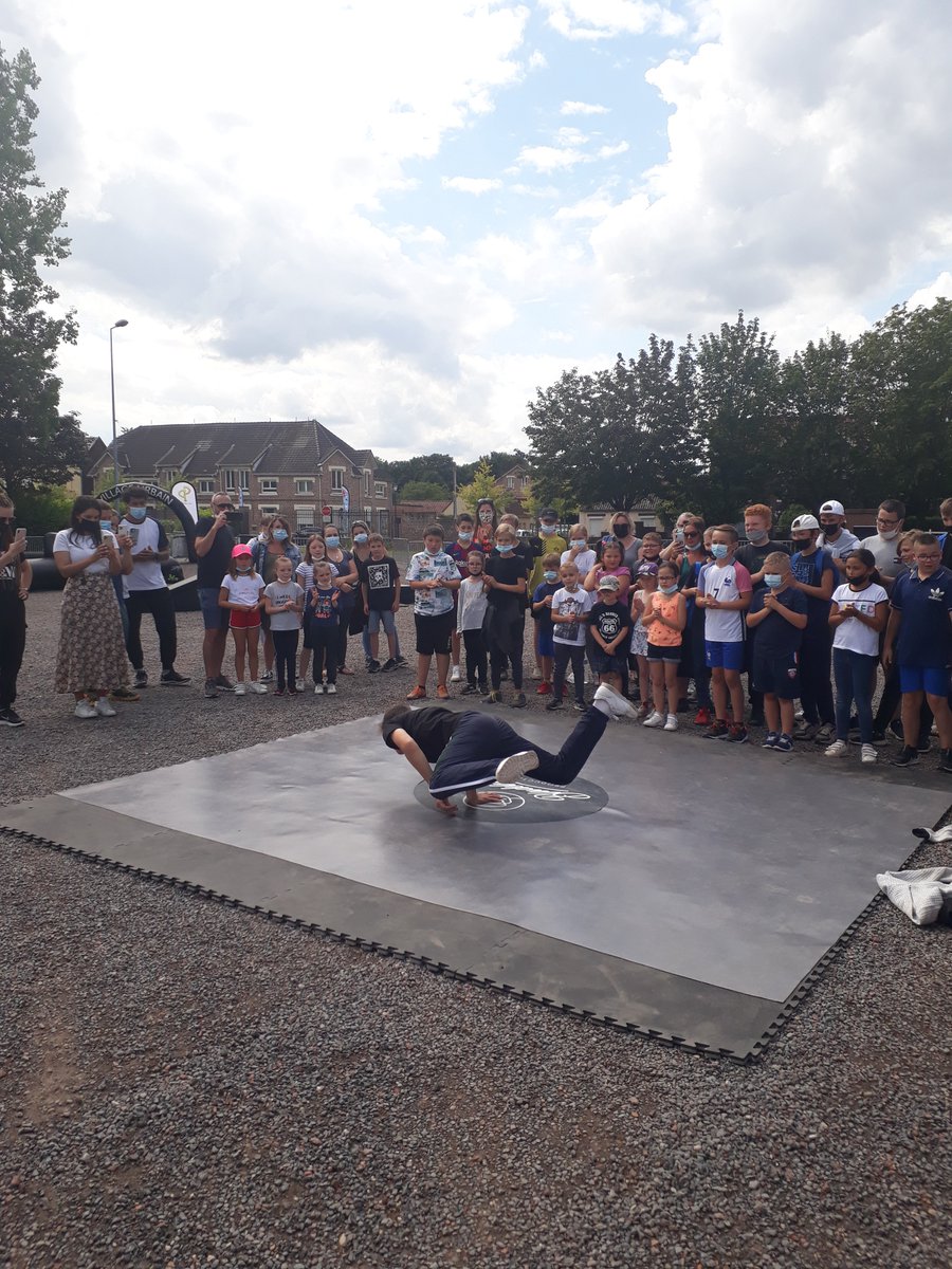 Prefet62's tweet photo. Le village urbain de Culture Pop, financé dans le cadre du dispositif "Quartiers solidaires jeunes", était installé ce mardi dans le quartier de la fosse 13 à #Hulluch.
Une cinquantaine de jeunes ont ainsi pu s'initier aux sports urbains : freestyle football, street basket, ... https://t.co/e5Cg9Ac2my