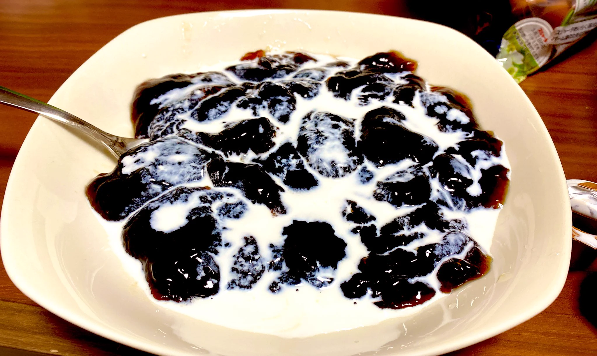 コーヒーわらび餅作った(๑´ლ`๑)ﾌﾌ♡
ブラックコーヒーじゃなくて甘さ控えめコーヒーにして、
かけるものをコーヒーミルク？のスジャータに変更
美味しい  