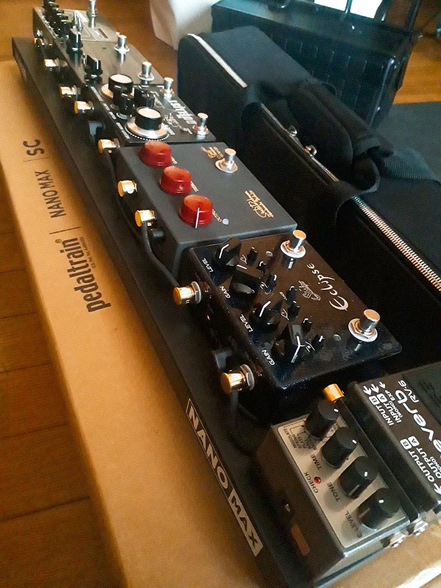 10ryubito's tweet photo. pedaltrain NANO MAX導入
手前に傾斜つけた方がカッコ良さそうなんでゴム脚2箇所延長
ベルクロなしのスッキリ固定で☻
#エフェクターボード2021夏
#ペダルボード https://t.co/4c6JlmQ9Dt