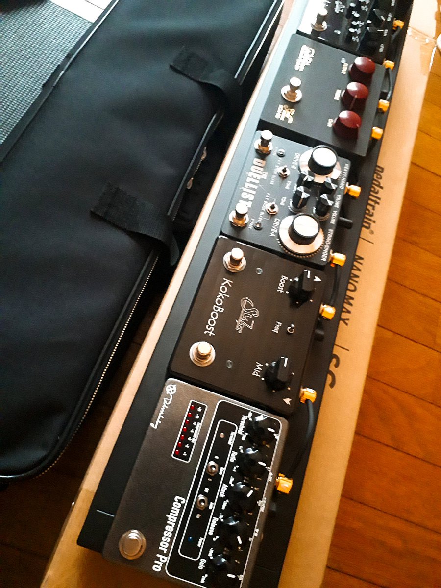 10ryubito's tweet photo. pedaltrain NANO MAX導入
手前に傾斜つけた方がカッコ良さそうなんでゴム脚2箇所延長
ベルクロなしのスッキリ固定で☻
#エフェクターボード2021夏
#ペダルボード https://t.co/4c6JlmQ9Dt