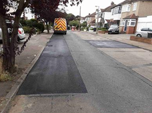 essexhighways's tweet photo. Micro-surfacing works are currently underway in Hycliffe Gardens & Dacre Gardens #Chigwell @eppingforestdc patching worn areas, restoring road textures and improving skid-resistance (second photo crew at work from elsewhere) Programme: https://t.co/46CHMFtFoy https://t.co/PzslURkPgn