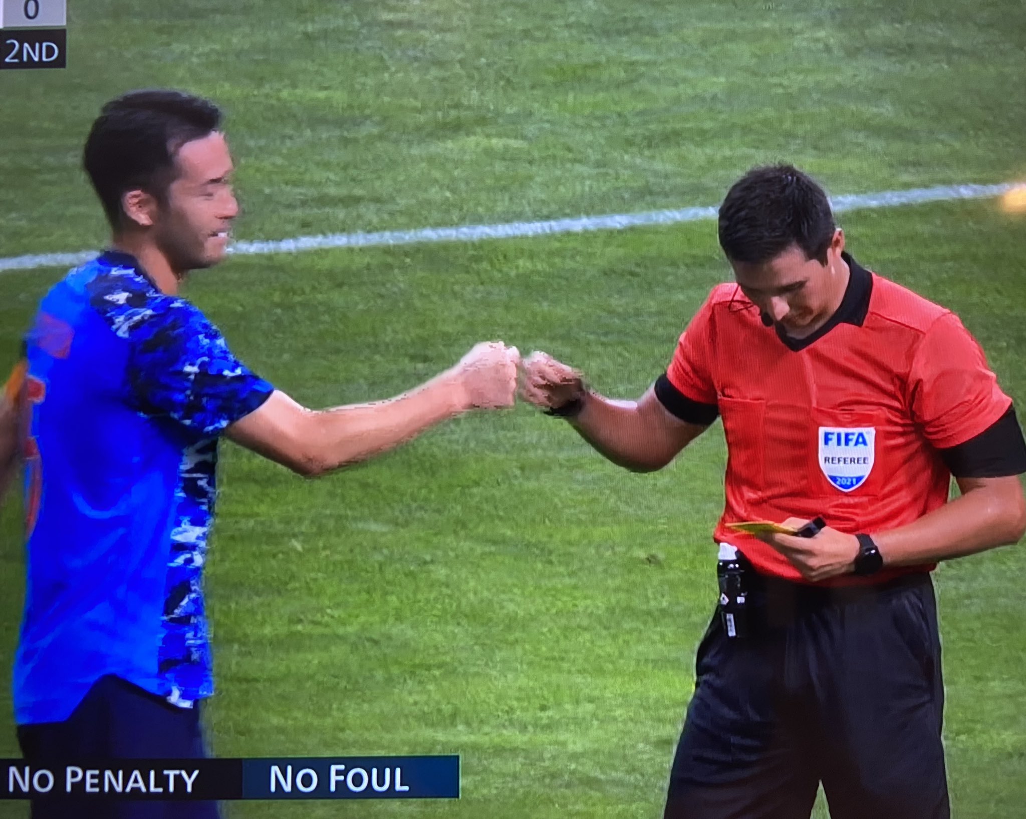 Kパパ 元コーチ Varでpkになることもあれば 逆にpk取り消しになることもあるんだね 公平公正な判定のためとても良いシステムですね ファウル Pkを取り消したレフリーと ファウル判定イエローカードが取り消された吉田 お互いのグータッチがとても印象