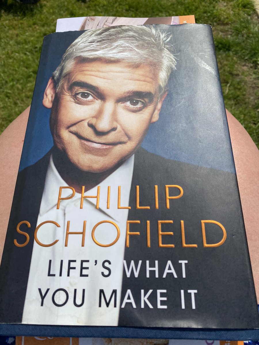 4thHounslow's tweet photo. @Schofe loving your book, and had the pleasure meeting you and family @HeathrowAirport T5 Security a few years ago . I thought you had come though the archway after I asked you to wait, but cleaner whacked it lol https://t.co/asWJSwhQZ8