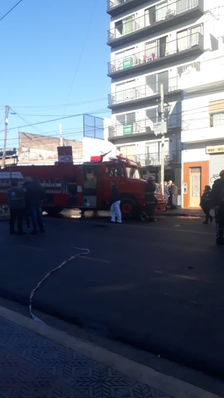 Dos bomberos murieron al producirse un incendio en un departamento de Caseros