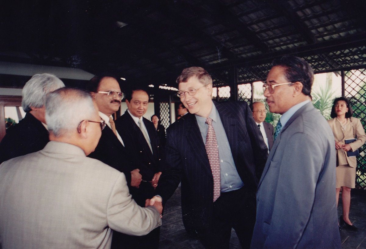 mymdec's tweet photo. Back in 2000, @BillGates, had visited #MYMDEC (then called MDC) which coincided with his opening of the @Microsoft Knowledge Capital Centre, Microsoft’s #MSCstatus company, in Cyberjaya. Come celebrate 25 years of Accelerating Digital Society with us at https://t.co/ZbEpmJlkWU https://t.co/OzXwOTshoN