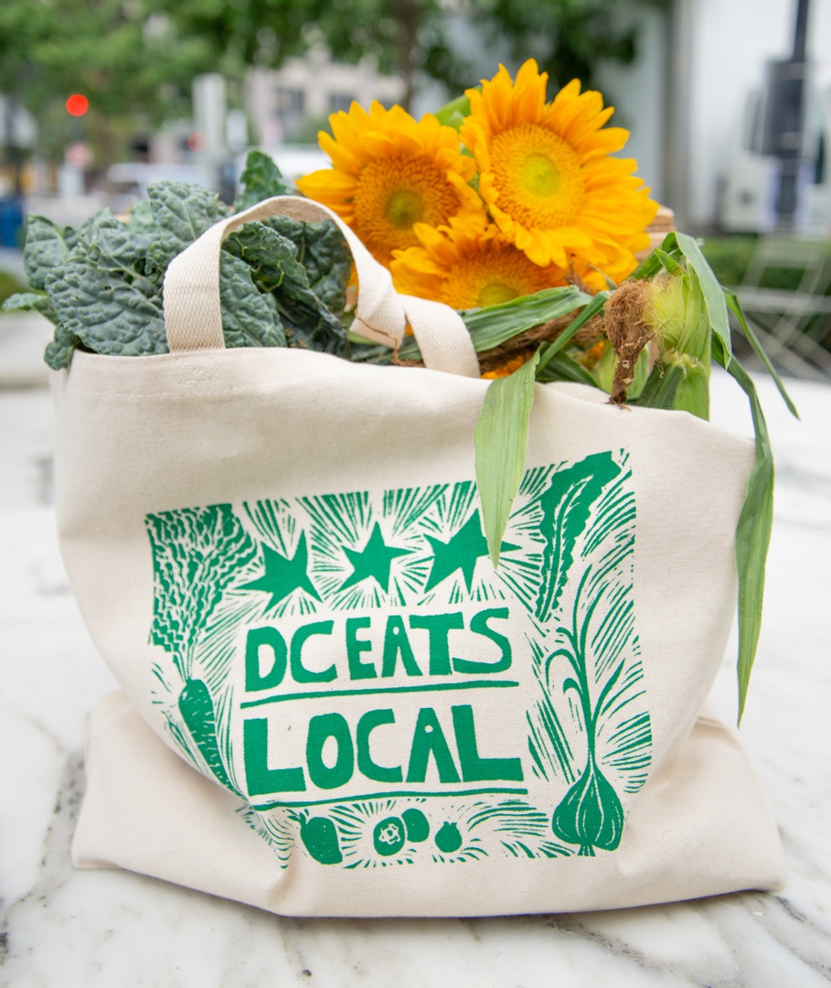 FRESHFARMDC's tweet photo. Celebrate #NationalFarmersMarketWeek! Donate $50 to support our #FreshMatch program &amp; we’ll send you a limited edition “DC Eats Local” tote bag (while supplies last). These very special bags were designed by Maxine Payne, a former @FoodPrintsDC student. https://t.co/pq4GrDkunY https://t.co/V8TTRn45BR