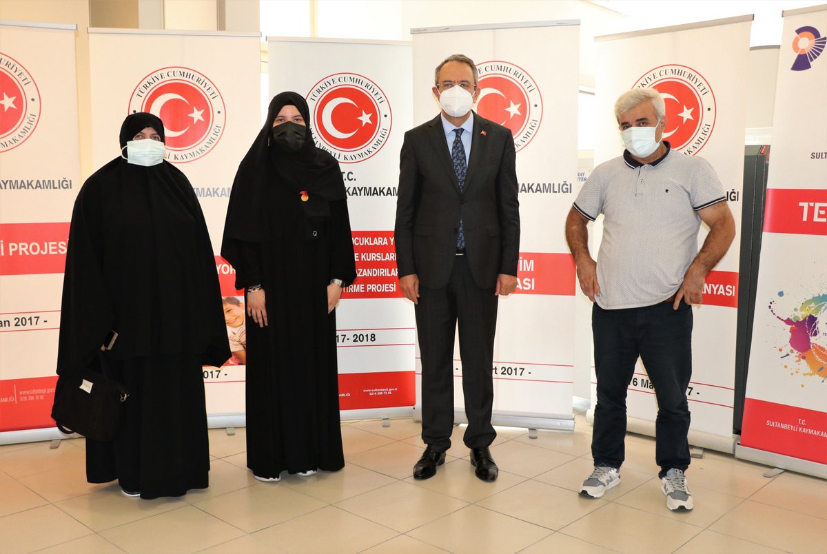 tcsultanbeyli's tweet photo. Kaymakamımız Sayın Metin KUBİLAY, #TYT Türkiye 1⃣. olan Şehit Muhammet Fazlı Demir Anadolu İmam Hatip Lisesi öğrencimiz Beyzanur YILMAZ'ı ve ailesini tebrik ederek başarılı öğrencimize hediye takdiminde bulundu. https://t.co/oGIPrwd9eb
