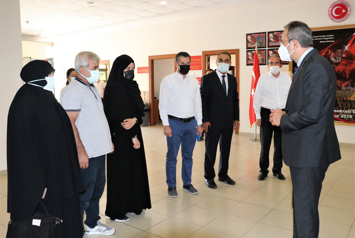 tcsultanbeyli's tweet photo. Kaymakamımız Sayın Metin KUBİLAY, #TYT Türkiye 1⃣. olan Şehit Muhammet Fazlı Demir Anadolu İmam Hatip Lisesi öğrencimiz Beyzanur YILMAZ'ı ve ailesini tebrik ederek başarılı öğrencimize hediye takdiminde bulundu. https://t.co/oGIPrwd9eb