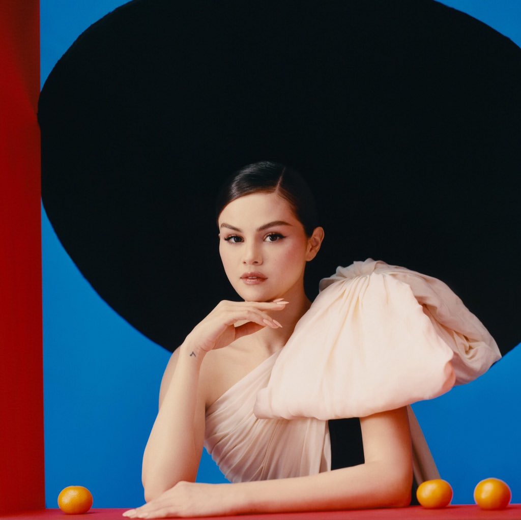 frvrSelenator's tweet photo. Selena Gomez #Revelación 
https://t.co/SMkZUO3Irn https://t.co/MSHtR5GorZ
