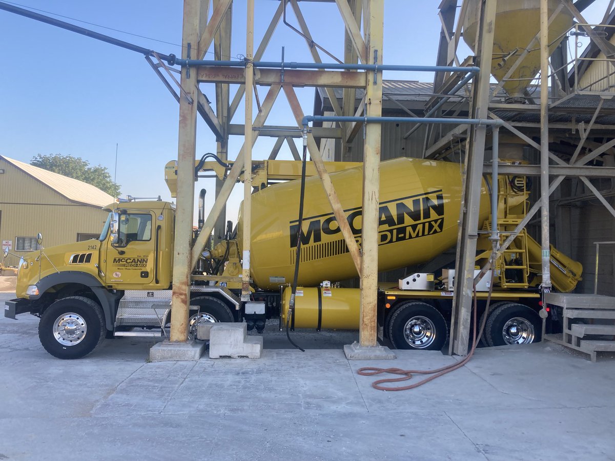 thirstybugger's tweet photo. Been waiting what seems like forever to finally add another beast to the fleet. 50’ telescopic conveyor belt to help put the Crete where the customers need ⁦@mccannredimix ⁦@MackTrucks ⁦@MidONTrucks⁩ #teamyellow #50footbelt #cowboychris https://t.co/yUyyjOlmhc