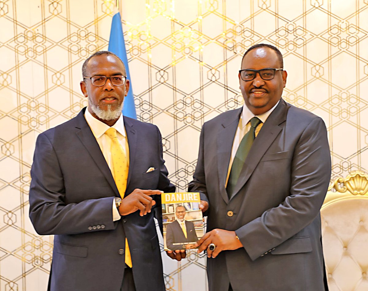 Happy to welcome former #Somalia ambassador to #Kenya, Ambassador Mohamed Ali Nur <a href="/AmbAmerico/">Amb Mohamed Ali Nur (Americo)</a>, in #Garowe, #Puntland. Had the opportunity to communicate and exchange thoughts. Thank you for gifting me a copy of your newly released book #Danjire (meaning 'Ambassador').