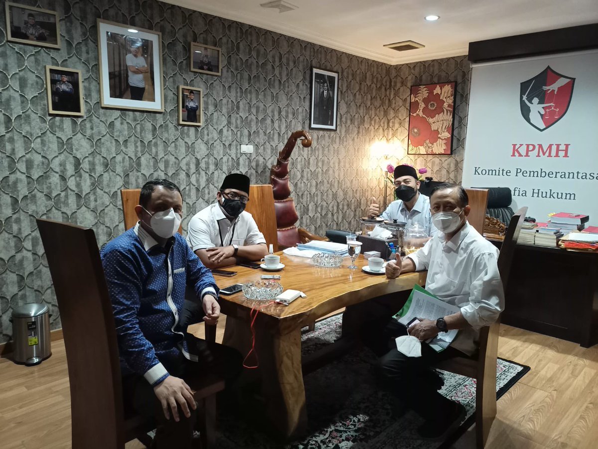 muannas_alaidid's tweet photo. alhamdulilah didatangi Prof @henrysubiakto ke kantor @komite_pmh sepulang beliau jadi ahli di sidang MK, lanjut diskusi soal UU ITE, masya allah dapat banyak pencerahan. semoga beliau selalu diberikan kesehatan aktivitas sehari-hari. amin. https://t.co/tIvKtMEgFY
