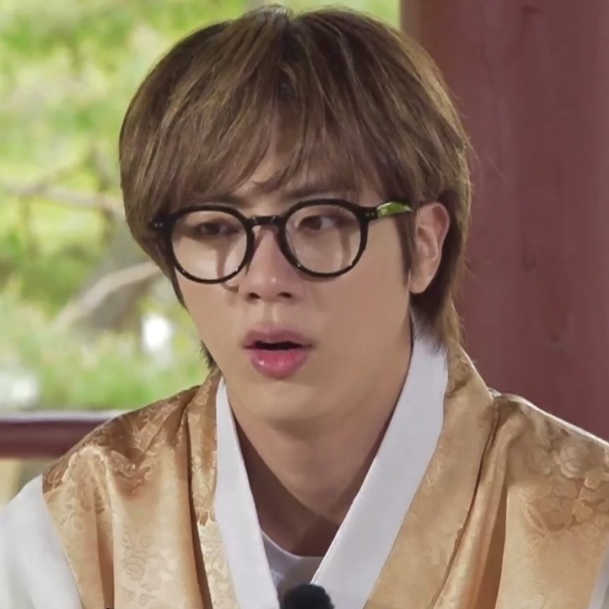 kiss_seven7's tweet photo. Seokjin en hanbok y con anteojos, no se como sobreviví al ver tanta belleza @BTS_twt https://t.co/5NNrO9IVOn