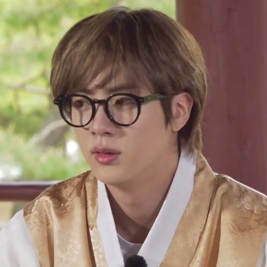 kiss_seven7's tweet photo. Seokjin en hanbok y con anteojos, no se como sobreviví al ver tanta belleza @BTS_twt https://t.co/5NNrO9IVOn