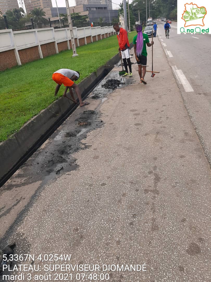 #SNP2021 AU  PLATEAU
Mardi 03 aout  
 Dans le cadre de la Semaine Nationale de la propreté (SNP) ,  les caniveaux du quartier Ran Défense sont en cours de traitement et l'opérateur Ecoti/Eida s'occupe de l'évaluation des produits de curage