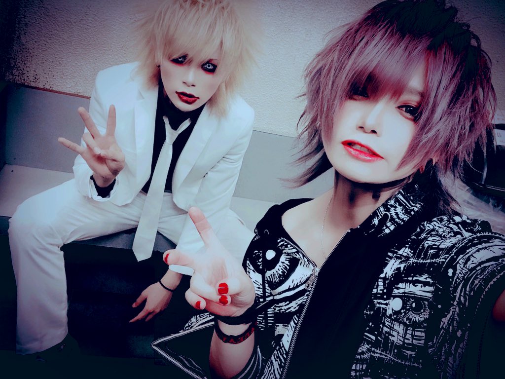 dokuga_official's tweet photo. マチルダ　喰さん

カッコいいす
だから好きになりました
負けないんだから。

ヒッチコック　烏君。

僕白ネクタイしてきたじゃないすか
これ烏君から貰ったやつ
一年絶賛愛用中。

伊織

お前そんな顔カッコよかったけ？
交換希望。

チェキ

なんか盛れたんで撮りました。
人間合格。 https://t.co/dY6C8TUgzM