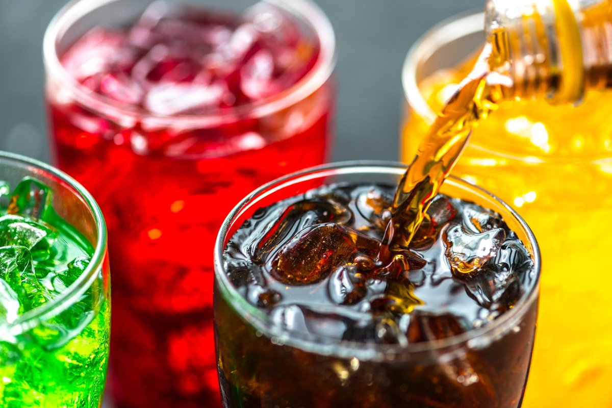 afrkml's tweet photo. ⚠️ Seberapa sering kamu minum2an manis dalam seminggu?
Buat kamu yg sering banget minum manis2/soda/cola/minuman dg kandungan gula yg tinggi, kurangin deh.
Apalagi kalau dibarengi oleh kebiasaan rebahan berlebihan (inactivity), itu bs memicu diabet, obes, gangguan jantung, dll 😬 https://t.co/BwdVwOZRc8