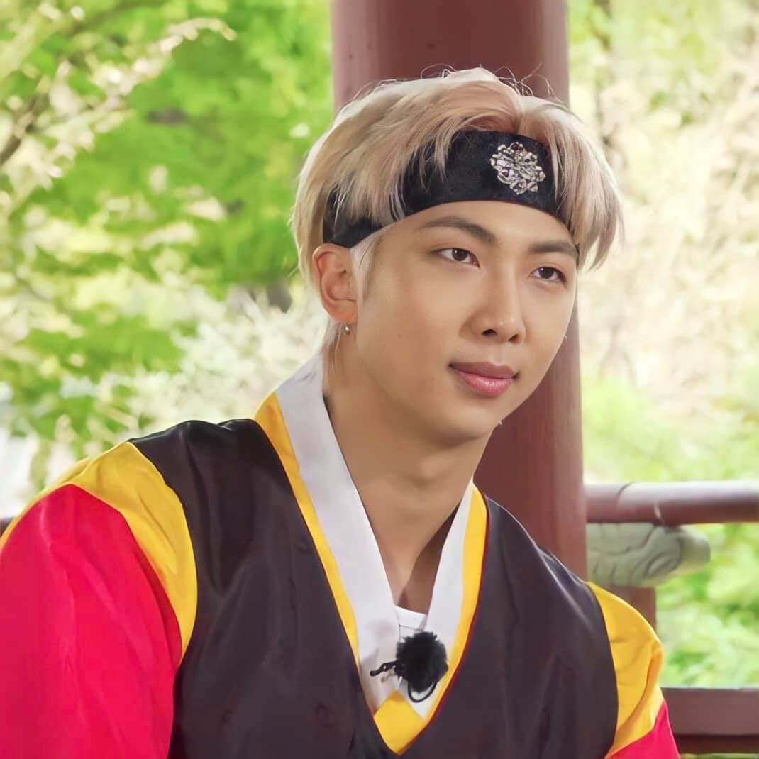 abear_cookie's tweet photo. K 드라마 화랑을 보는 것과 같습니다! 또는 Suga의 대치 기타 MV 시청 @BTS_twt https://t.co/4xiwBiO5ss