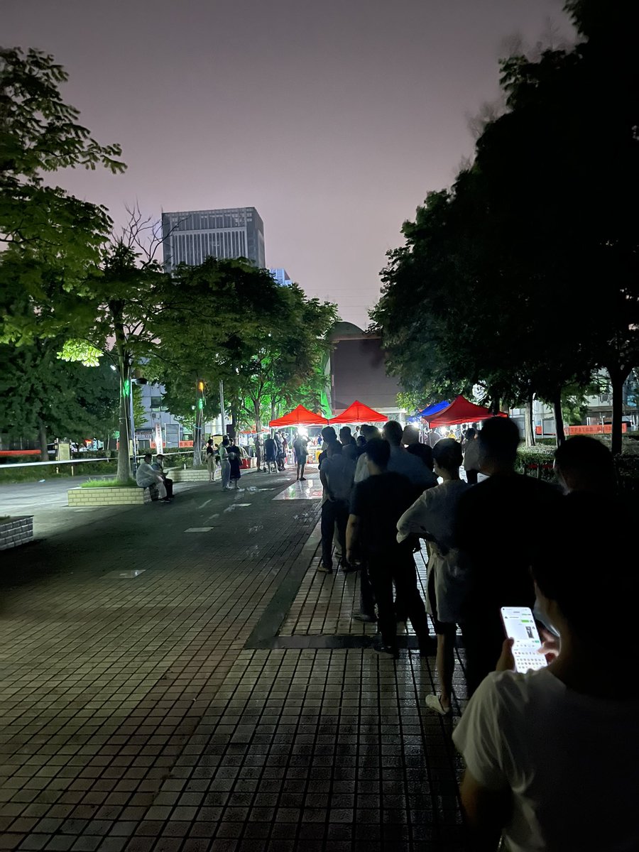 CathayanC's tweet image. 做完核酸检测了，排了差不多一个小时队，还好晚上有风，不算热。
