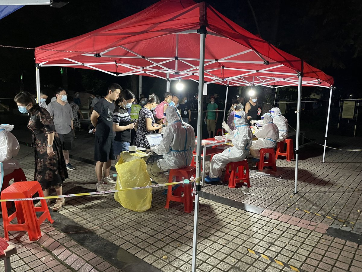 CathayanC's tweet image. 做完核酸检测了，排了差不多一个小时队，还好晚上有风，不算热。