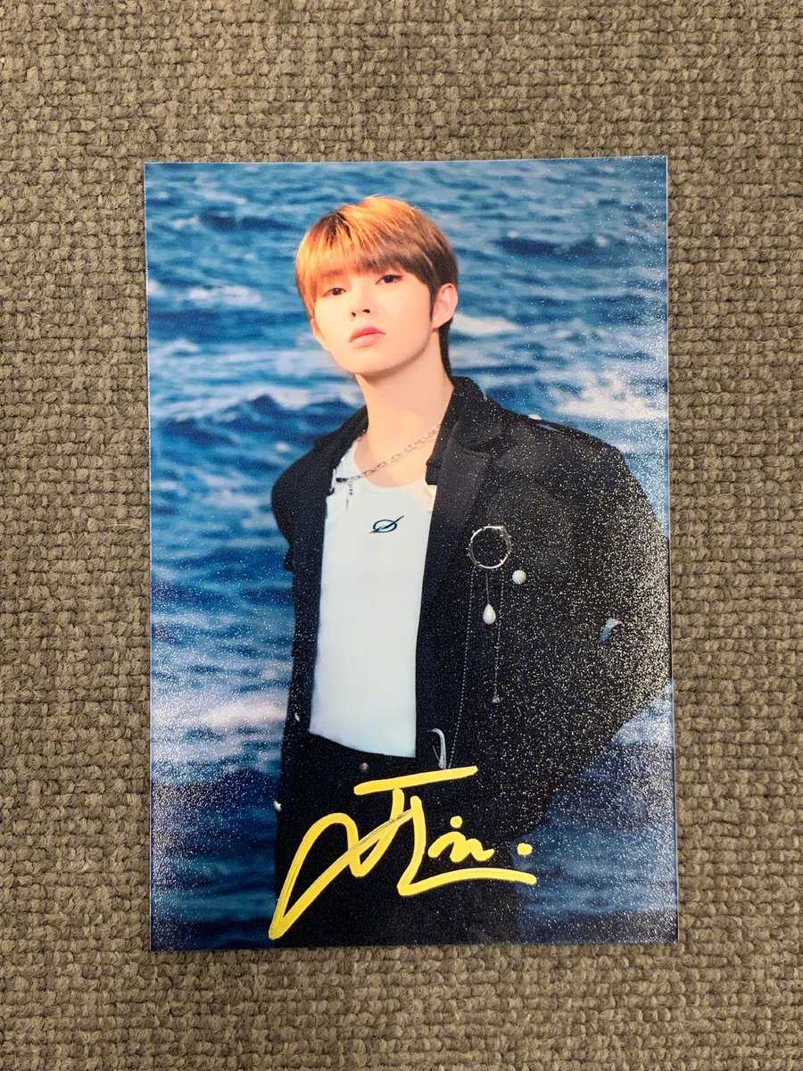 An exclusive signed photo from @/明星爱街拍 (weibo) 🤩 
#IXFORM #JunLiu #LiuJun #刘隽