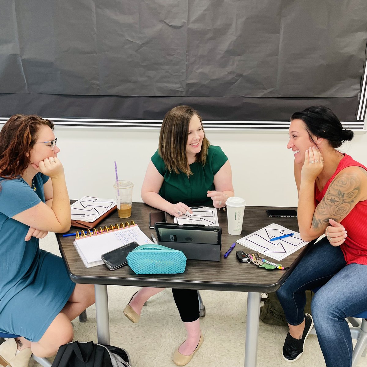 ThinkBigLearn's tweet photo. Off to a great start with @tylerisdlearn Reimagine Conference! Had a great day with elementary teachers sharing about differentiation and the blended classroom! #professionallearning #thinkbiglearning #scienceeducation #girlsingreen https://t.co/5Kw3kbuEFn