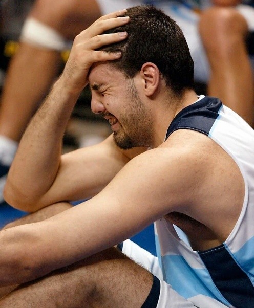 InfoLuifa's tweet photo. Reemplazarlo es lo siguiente a imposible. El que nunca faltó, el que siempre representó, el eterno CAPITÁN, uno de los mejores deportistas de la historia Argentina. Cómo te vamos a extrañar, no te das una idea. Selección Argentina de básquet es sinónimo de Luis Scola. GRACIAS🇦🇷4⃣ https://t.co/1ZY713mmDa