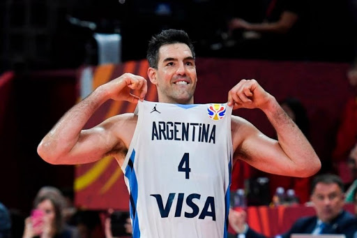 Reemplazarlo es lo siguiente a imposible. El que nunca faltó, el que siempre representó, el eterno CAPITÁN, uno de los mejores deportistas de la historia Argentina. Cómo te vamos a extrañar, no te das una idea. Selección Argentina de básquet es sinónimo de Luis Scola. GRACIAS🇦🇷4⃣