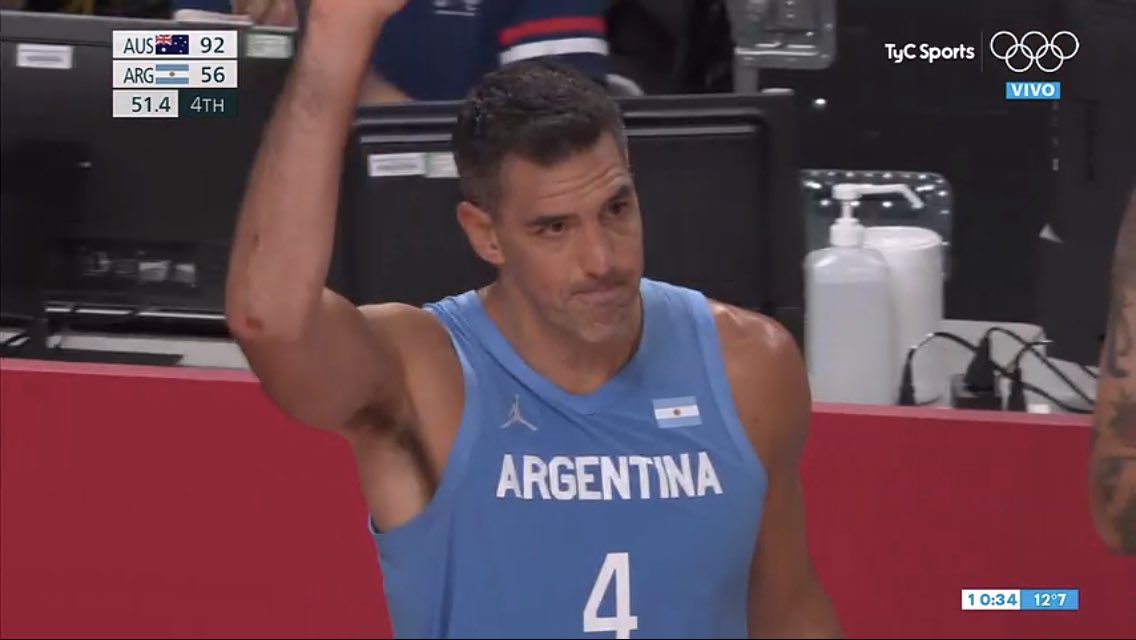 TyCSports's tweet photo. Se paró el partido para despedir a Scola y aplaudió todo el estadio. ¡GRACIAS POR TODO, CAPITÁN! 🏀🇦🇷 https://t.co/R6VDU9NOQ8