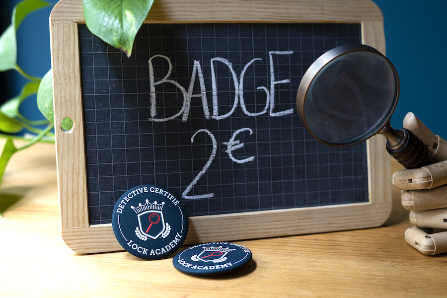 Vous voulez afficher votre appartenance à la meilleure école de détective de l'univers ?! 🕵️‍♀️
Livre-jeu #EscapeGame, mug, badge et sweat sont en vente en boutique à la Lock Academy #Paris ! 
➕ d'infos sur tinyurl.com/lockacademy
(Merci à Antoine, notre super modèle-photo 🤘)