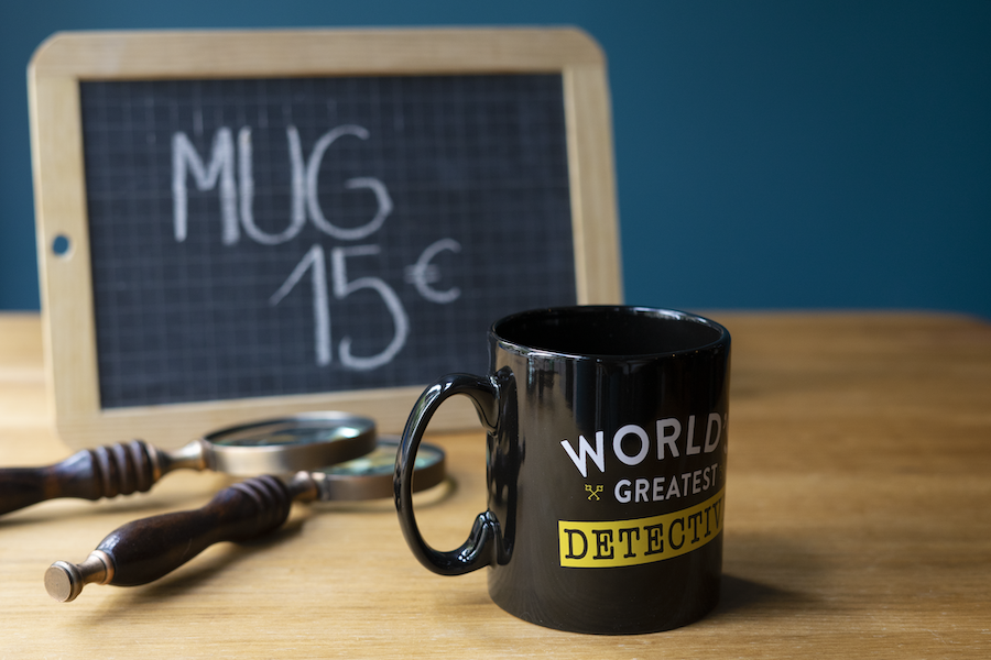 ProfesseurLock's tweet photo. Vous voulez afficher votre appartenance à la meilleure école de détective de l'univers ?! 🕵️‍♀️
Livre-jeu #EscapeGame, mug, badge et sweat sont en vente en boutique à la Lock Academy #Paris ! 
➕ d'infos sur https://t.co/nrEEW9g5Wv
(Merci à Antoine, notre super modèle-photo 🤘) https://t.co/mqWykqjSFg