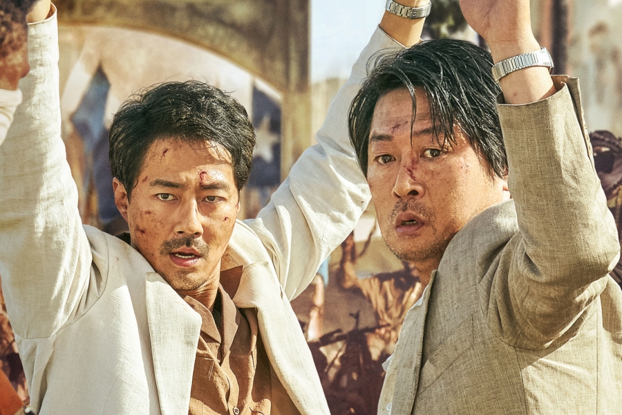 soompi's tweet photo. #JoInSung's "#EscapeFromMogadishu" Becomes 1st Korean Film Of 2021 To Surpass 1 Million Moviegoers https://t.co/CO4Uk4VUO9 https://t.co/iMyT2TbZmF