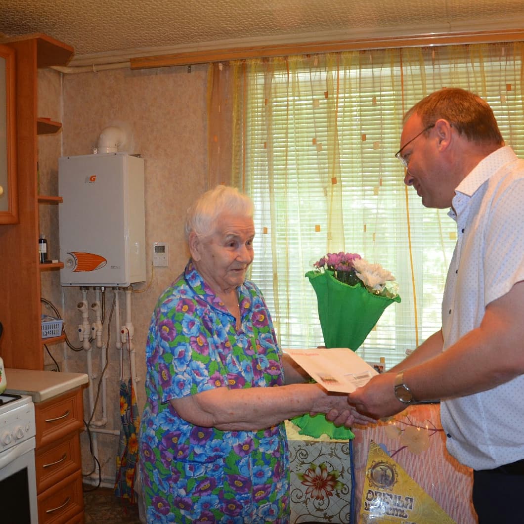 admbogatoe's tweet photo. Глава Богатовского района  В.А. Киреев, глава сельского поселения Богатое В.А. Марчук и глава сельского поселения Арзамасцевка Р.З. Юсеев поздравили с 90 - летием жительницу с. Богатое Трибунских Марию Арсентьевну и жителя с. Арзамасцевка Нижегородцева Владимира Федоровича. https://t.co/b0erg6wRD8