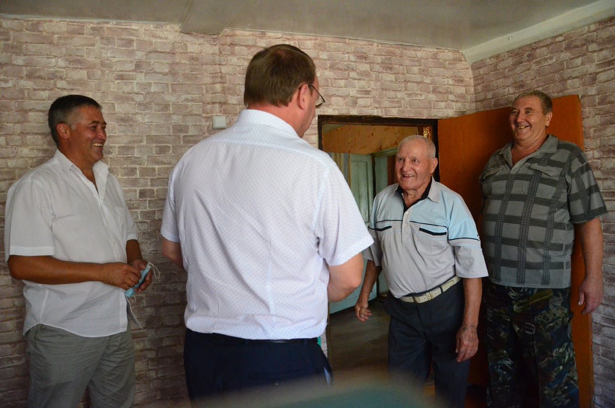 Глава Богатовского района  В.А. Киреев, глава сельского поселения Богатое В.А. Марчук и глава сельского поселения Арзамасцевка Р.З. Юсеев поздравили с 90 - летием жительницу с. Богатое Трибунских Марию Арсентьевну и жителя с. Арзамасцевка Нижегородцева Владимира Федоровича.