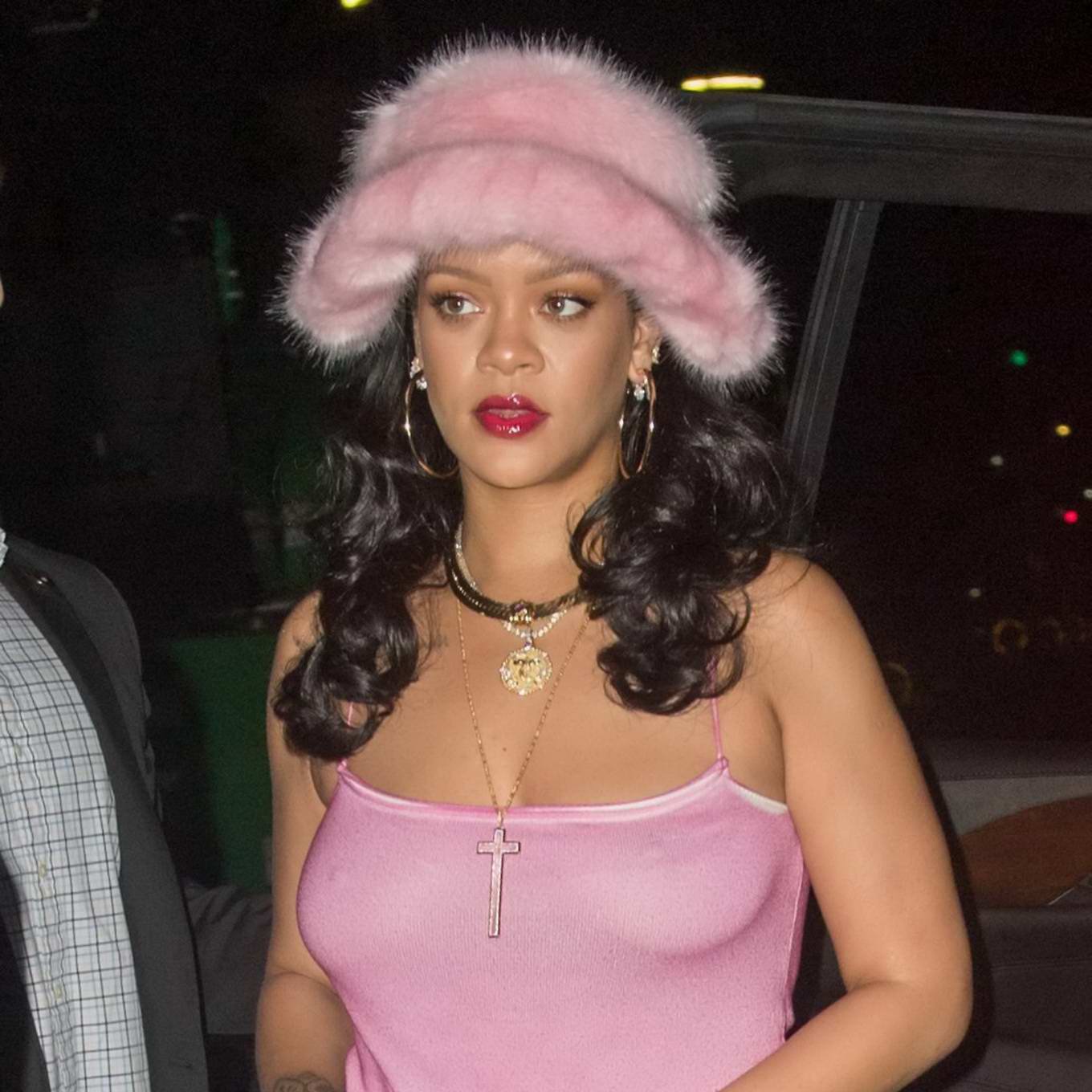 celeb-for-free.com on X: #Rihanna goes #braless in a slightly