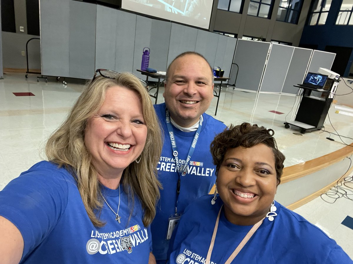 WebbSteffanie's tweet photo. We are ready for our amazing teachers @CreekValleyMS!  #prideinside https://t.co/wQn6FWOIaJ