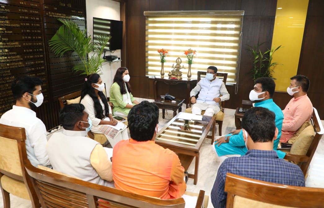 ABVPRaj's tweet photo. अखिल भारतीय विद्यार्थी परिषद के प्रतिनिधिमंडल राष्ट्रीय महामंत्री सुश्री @nidhitripathi92 जी और राष्ट्रीय संगठन मंत्री श्री @AshishSainram जी के नेतृत्व में केंद्रीय शिक्षा मंत्री श्री @dpradhanbjp जी को शिक्षा जगत की 17 सूत्रीय मांगों को लेकर ज्ञापन सौंपा। https://t.co/EylX6N3FzU