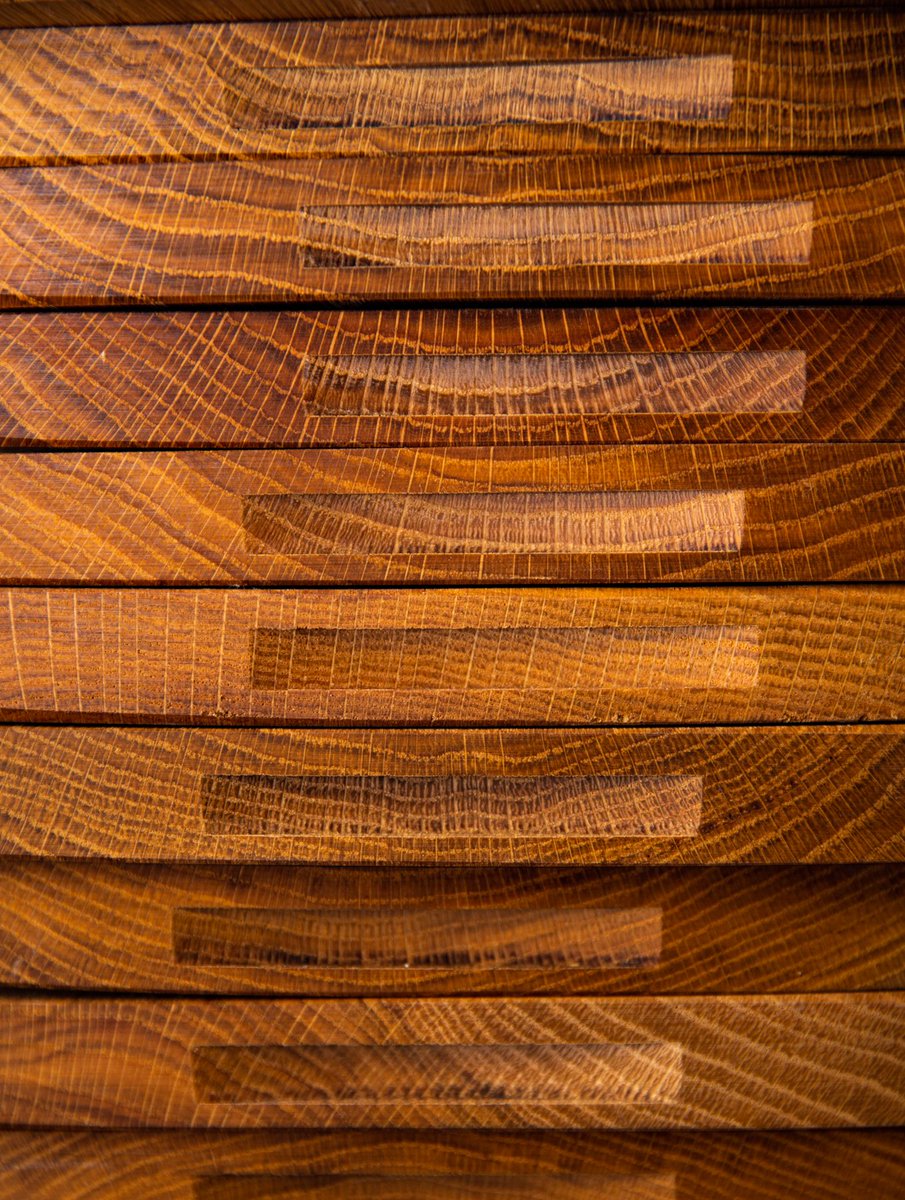 Look at that texture 😍 Sights like this can really elevate your event to the next level, complementing the colour scheme and adding a gorgeous splash of nature to any occasion 🍃 #Party #Wood