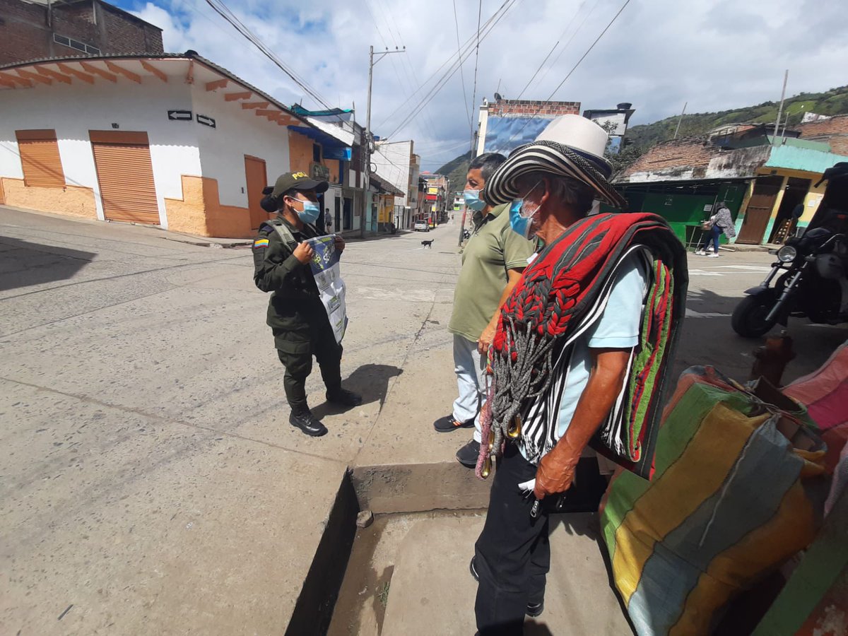 PoliciaNarino's tweet photo. En #Sotomayor el grupo de #PrevencionDenar y #MNVC realizan la difusión de la línea #165 bajo el lema 'Yo No Pago, yo Denuncio', invitando a la comunidad a denunciar toda clase de extorsión de la que puedan ser víctimas #EsUnHonorSerPolicia @GaulaPolicia @DisecPolicia https://t.co/ATytpDV4sh