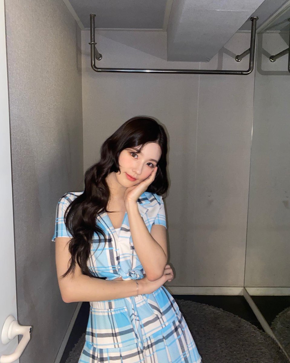 miqyeon's tweet photo. Is anyone noticing today’s 𝑮𝒐𝒔𝒔𝒊𝒑 𝑰𝒅𝒍𝒆 has different set-up than usual? 👀 https://t.co/UuPnM2i4oL