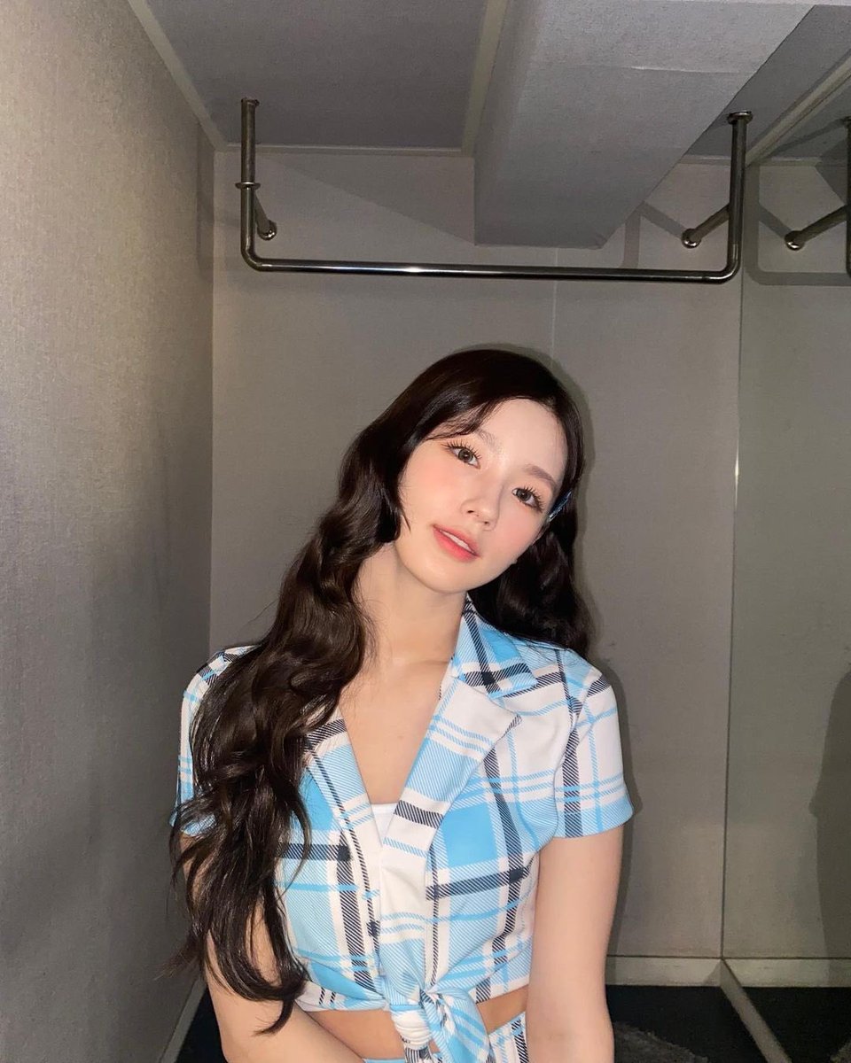 miqyeon's tweet photo. Is anyone noticing today’s 𝑮𝒐𝒔𝒔𝒊𝒑 𝑰𝒅𝒍𝒆 has different set-up than usual? 👀 https://t.co/UuPnM2i4oL