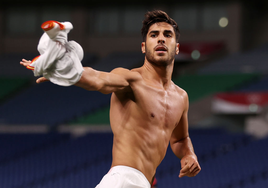 SEFutbol's tweet photo. 🤔 ¿Cómo celebrarías tú un golazo histórico en los últimos minutos de una prórroga?

☝️🏻👨🏻‍🦱☝️🏻Nosotros somos muy del "@marcoasensio10 style", para qué os vamos a engañar.

📸 (FOTOS: @UEFAcom_es)

#JuegosOlímpicos 
#AlgoÚnico2020 
#Tokyo2020 https://t.co/Hbbbaq09bF