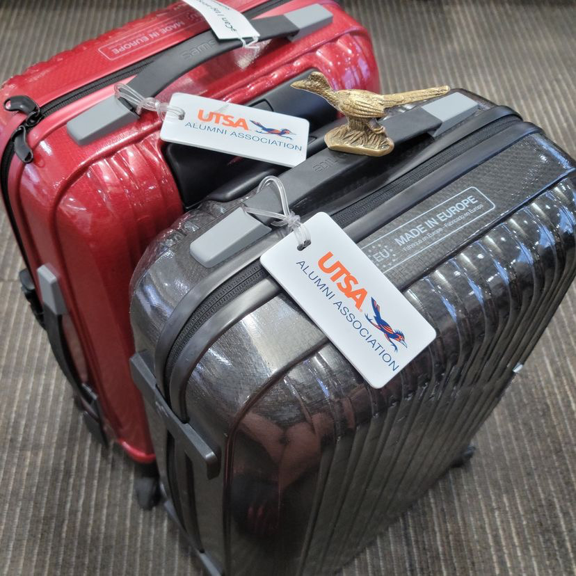 UTSAAlumni's tweet photo. Summer may be halfway over, but our alumni @DVTravelPerks are still available!

☀️GIVEAWAY☀️

✅ Like
✅ RT
✅ Tag a travel buddy

🎉2 luggage tags could be yours🎉

Contest ends 8/5 https://t.co/kor6iUL8rl