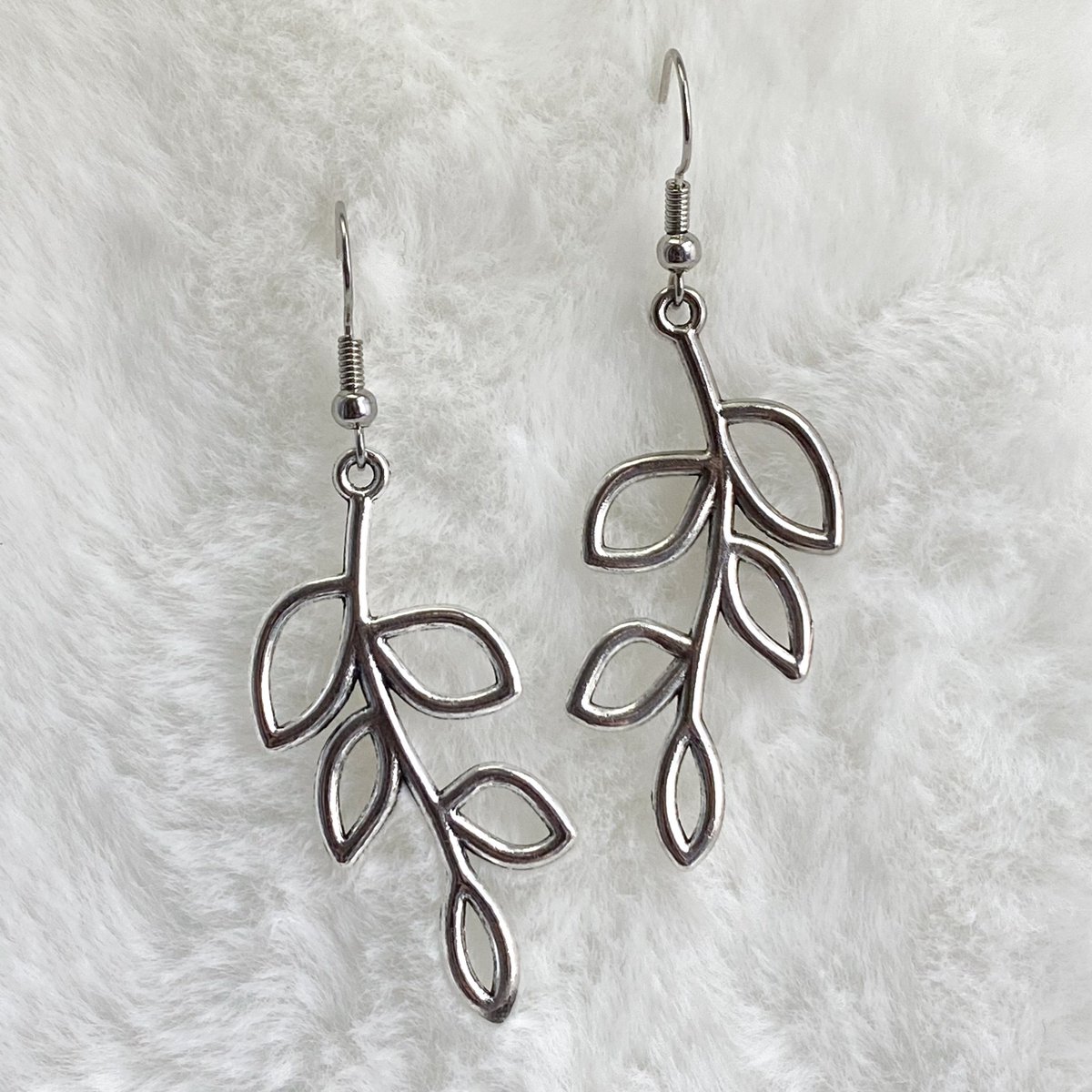 PPerceptions's tweet photo. #RT @monalaina: Olive Branch Earrings, Silver Leaf Earrings, Fall Jewelry, Plant Earrings, Autumn Jewelry, Silver Earring, Handmade Gift for Women, S351 https://t.co/17DY2pSvbf #GiftforHer #Handmade #EtsyJewelry #Jewelry #EtsyShop #SmallBusiness #Earrin… https://t.co/i9oju9vNAH