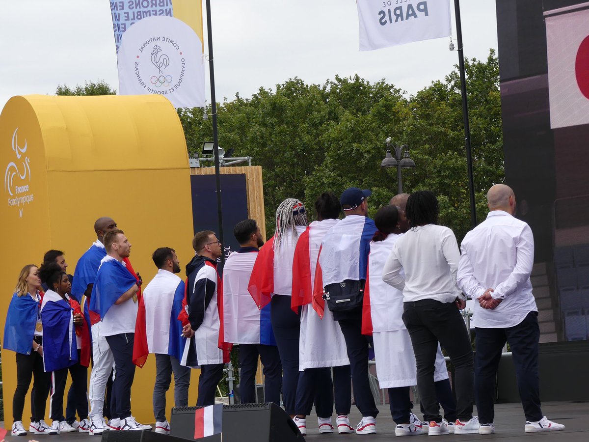 francejudo's tweet photo. 𝑨̀ 𝒋𝒂𝒎𝒂𝒊𝒔 𝒍𝒆𝒔 𝒑𝒓𝒆𝒎𝒊𝒆𝒓𝒔. 🥇

#FierdEtreJudoka #UneSeuleEquipe #Tokyo2020 https://t.co/6hZvptAmr5