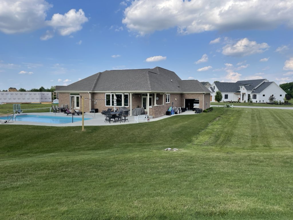 Raeannmoore's tweet photo. @JMV1070 we want the last backyard bbq in Franklin!! @coachboblovell @_garrett_snyder @tybear0 @daddy_davemoore #legendsgolfcourse https://t.co/8iEX9sLtWS
