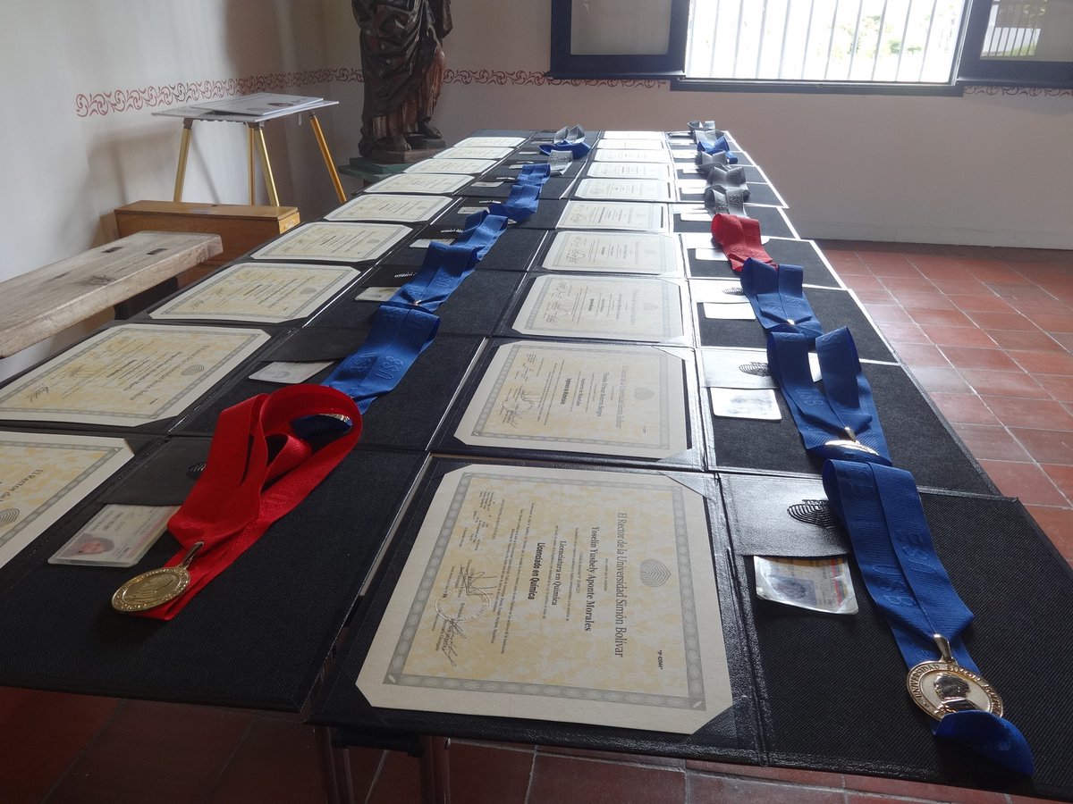 campusb's tweet image. En la Sala de Arte Colonial de la Casa Rectoral se realizó la entrega de títulos por Secretaría a los 183 nuevos profesionales que egresan de las carreras cortas y largas que ofrece la USB en sus sedes de Sartenejas y Litoral, y de los diferentes programas de postgrado #USBve